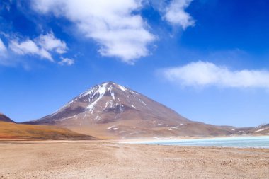 Laguna Verde manzarası, Bolivya. Güzel Bolivya panoraması. Yeşil göl ve Licancabur volkanı.