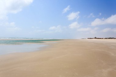 Lencois Maranhenses Ulusal Parkı, Brezilya 'dan beyaz kum tepeleri manzarası. Yağmur suyu gölü. Brezilya manzarası