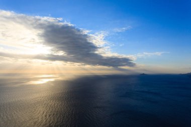 günbatımı su. Dramatik gökyüzü. maneviyat kavramı