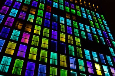 Renkli windows doku. Windows tarafından neon ışıkları arka plan aydınlatılmış.