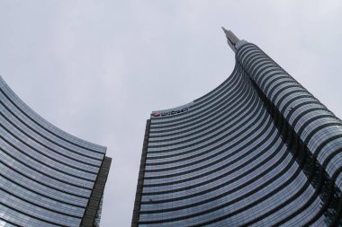 Milan, İtalya-Ekim 09, 2016: Finans bölgesine görünümü. Gae Aulenti kare içinde modern gökdelenler. Unicredit banka Kulesi