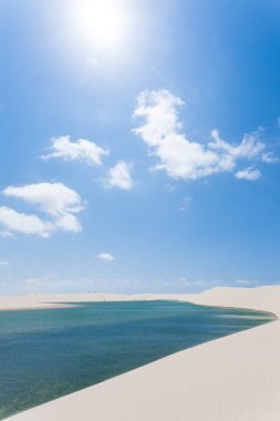 Lencois Maranhenses Ulusal Parkı, Brezilya 'dan beyaz kum tepeleri manzarası. Yağmur suyu gölü. Brezilya manzarası