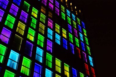 Renkli windows doku. Windows tarafından neon ışıkları arka plan aydınlatılmış.