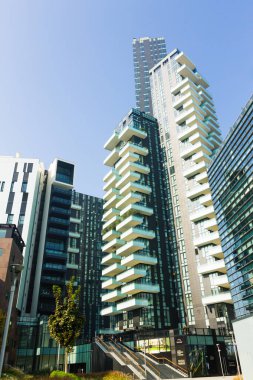 Milan, İtalya-Ekim 30, 2016: Finans bölgesine görünümü. Gae Aulenti kare içinde modern gökdelenler. Unicredit banka Kulesi