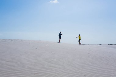 Lencois Maranhenses Ulusal Parkı, Brezilya 'dan beyaz kum tepeleri manzarası. Yağmur suyu gölü. Brezilya manzarası