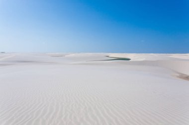 Lencois Maranhenses Ulusal Parkı, Brezilya 'dan beyaz kum tepeleri manzarası. Yağmur suyu gölü. Brezilya manzarası