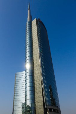 Milan, İtalya-Ekim 30, 2016: Finans bölgesine görünümü. Gae Aulenti kare içinde modern gökdelenler. Unicredit banka Kulesi