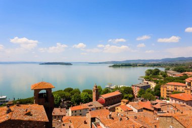 Lake Trasimeno görünümü Passignano sul Trasimeno Castle, İtalya. İtalyan peyzaj