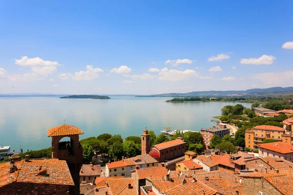 Lake Trasimeno görünümü Passignano sul Trasimeno Castle, İtalya. İtalyan peyzaj
