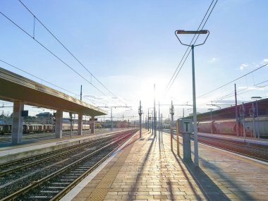 Tren perspektif görünümünü izler. Ulaşım kipi.