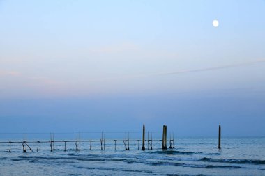 Beach peyzaj moon ile şafak. Jesolo plaj manzarası, İtalyan panorama