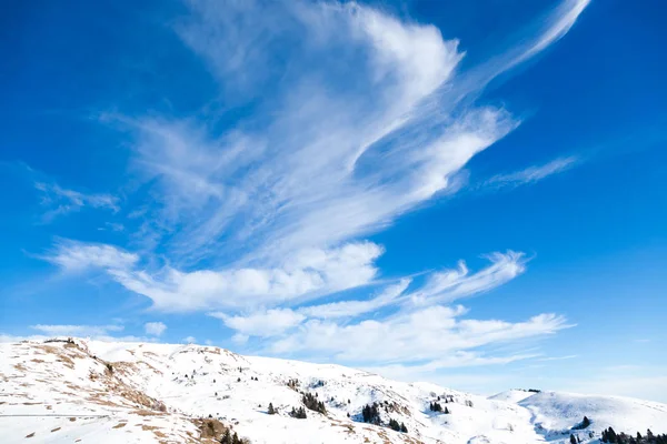 Paysage Hivernal Des Alpes Italiennes Beaux Nuages Sur Ciel Bleu — Photo