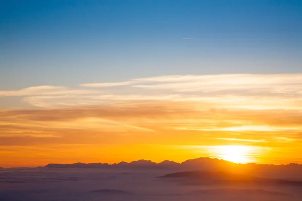 Bergsiluett Vid Solnedgången Från Italienska Alperna Moln Bakgrund — Stockfoto