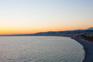 Güzel plaj gün manzara, Fransa. Güzel plaj ve İngilizce, Promenade des Anglais ünlü geçit. Ünlü Fransız turizm şehir