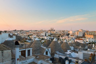 Güney İtalya 'da Alberobello' nun trulli çatıları ve terasları olan manzarası. Ünlü İtalyan simgesi. Tipik köy.