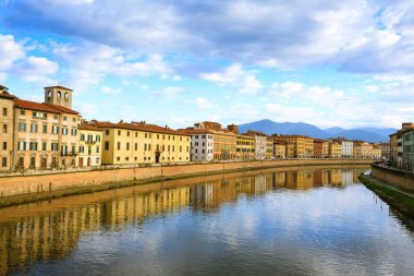 Pisa görünümü. Arno Nehri boyunca binalar. İtalyan Simgesel Yapı, Tuscany