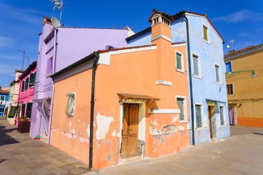Renkli görünüm ev sahipliği yapmaktadır. Burano Adası, Venedik. Geleneksel İtalyan peyzaj.