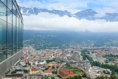 Innsbruck Bergisel kayak atlama hava. Innsbruck üstten. Avusturya Simgesel Yapı
