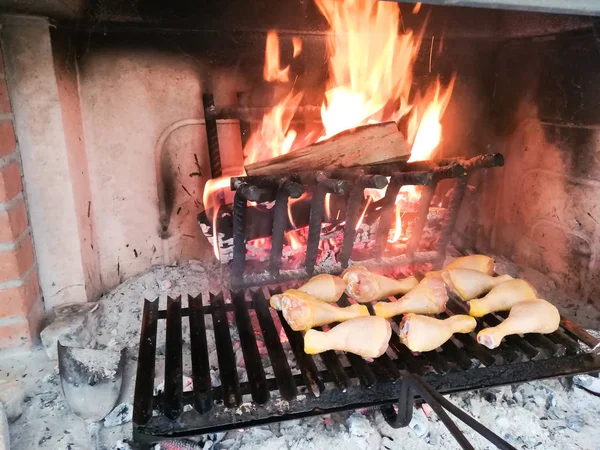 暖炉で焼かれた肉 — ストック写真