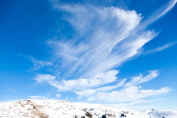 冬天风景从意大利阿尔卑斯 蓝天上美丽的云彩 — 图库照片