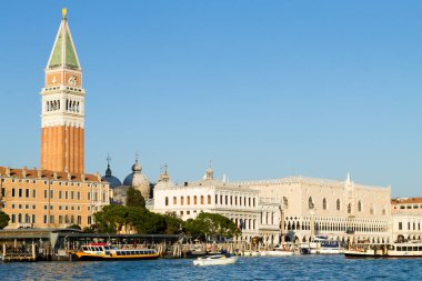 Venedik manzarası, San Marco çan kulesi ve dük sarayı. İtalyan mimarisi