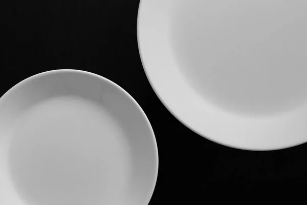 Leere Weiße Teller Auf Schwarzem Holztisch Küchengeräte Hautnah — Stockfoto