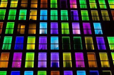 Renkli windows doku. Windows tarafından neon ışıkları arka plan aydınlatılmış.