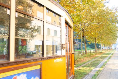 Milan, İtalya - 30 Ekim 2016: Milan, İtalya'nın sokakta eski vintage tramvay. Sembol hareket eden, ekoloji ve alternatif enerji