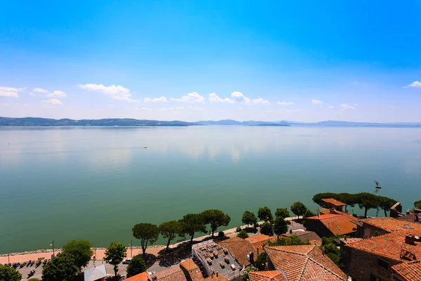 Lake Trasimeno görünümü Passignano sul Trasimeno Castle, İtalya. İtalyan peyzaj
