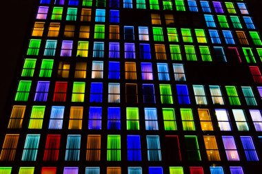 Renkli windows doku. Windows tarafından neon ışıkları arka plan aydınlatılmış.