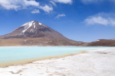 Laguna Verde manzarası, Bolivya. Güzel Bolivya panoraması. Yeşil göl ve Licancabur volkanı.