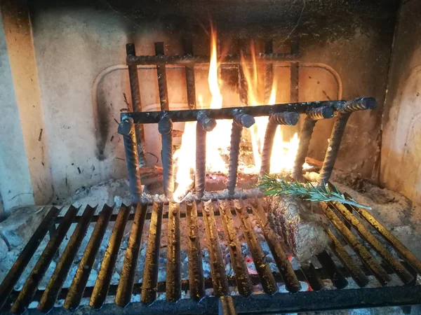 暖炉で焼かれた肉 — ストック写真