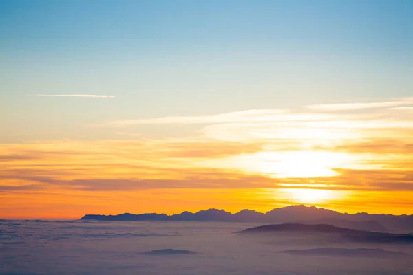 Bergsiluett Vid Solnedgången Från Italienska Alperna Moln Bakgrund — Stockfoto