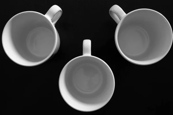 Пустые Белые Чашки Черном Деревянном Столе Кухонные Инструменты Закрываются — стоковое фото