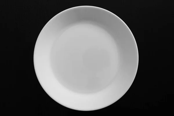 Placă Albă Goală Masă Neagră Din Lemn Unelte Bucătărie Aproape — Fotografie, imagine de stoc