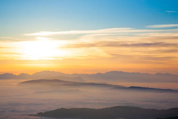 Hegyi Sziluett Napnyugtakor Olasz Alpokból Felhők Háttere — Stock Fotó