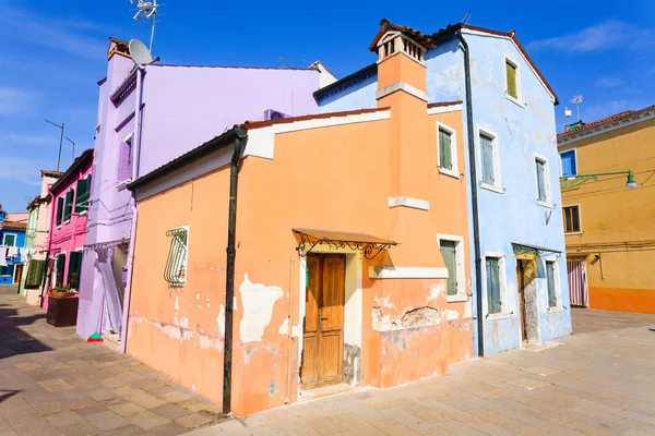 Renkli görünüm ev sahipliği yapmaktadır. Burano Adası, Venedik. Geleneksel İtalyan peyzaj.