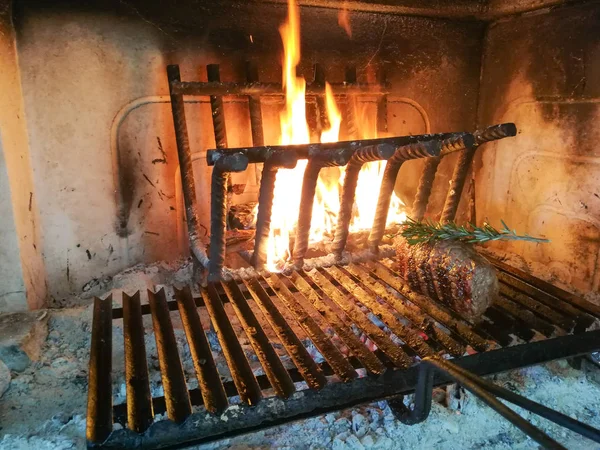 暖炉で焼かれた肉 — ストック写真