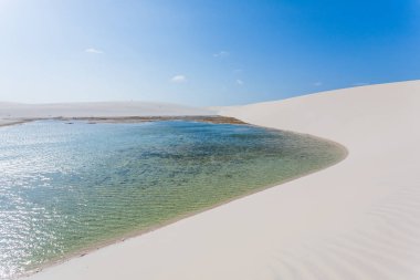Lencois Maranhenses Ulusal Parkı, Brezilya 'dan beyaz kum tepeleri manzarası. Yağmur suyu gölü. Brezilya manzarası