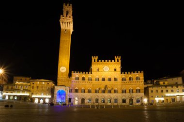 Gece görünümü Campo Meydanı (Piazza del Campo), Siena Palazzo Pubblico ve Mangia Kulesi (Torre del Mangia) Siena, Toskana, İtalya.