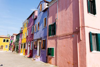 Renkli görünüm ev sahipliği yapmaktadır. Burano Adası, Venedik. Geleneksel İtalyan peyzaj.