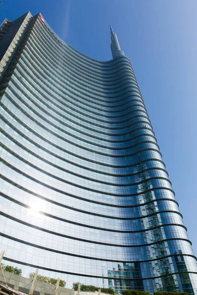 Milan, İtalya-Ekim 30, 2016: Finans bölgesine görünümü. Gae Aulenti kare içinde modern gökdelenler. Unicredit banka Kulesi