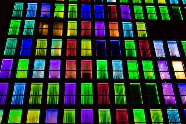 Renkli windows doku. Windows tarafından neon ışıkları arka plan aydınlatılmış.