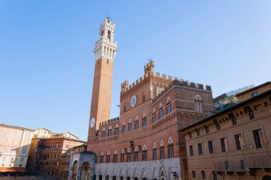 Gün görünümü Campo Meydanı (Piazza del Campo), Siena Palazzo Pubblico ve Mangia Kulesi (Torre del Mangia) Siena, Toskana, İtalya.