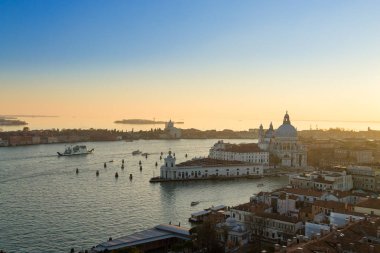 Şafakta, İtalya Hava görünümünü Venedik. Sağlık kilise görünümünün Saint Mary. İtalyan Simgesel Yapı