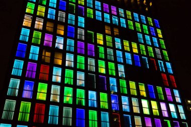 Renkli windows doku. Windows tarafından neon ışıkları arka plan aydınlatılmış.