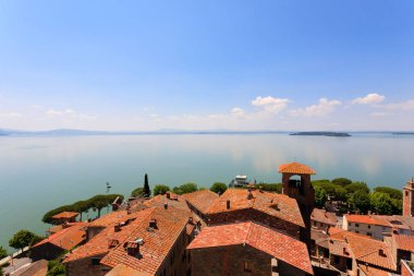Lake Trasimeno görünümü Passignano sul Trasimeno Castle, İtalya. İtalyan peyzaj