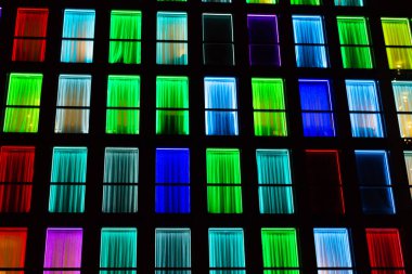 Renkli windows doku. Windows tarafından neon ışıkları arka plan aydınlatılmış.