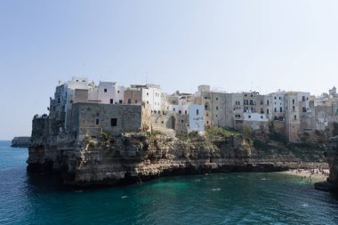 Polignano bir kısrak görüntüleyin, Apulia, İtalya. İtalyan panorama. Adriyatik Denizi uçurumlarda