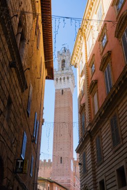 Gün görünümü Campo Meydanı (Piazza del Campo), Siena Palazzo Pubblico ve Mangia Kulesi (Torre del Mangia) Siena, Toskana, İtalya.